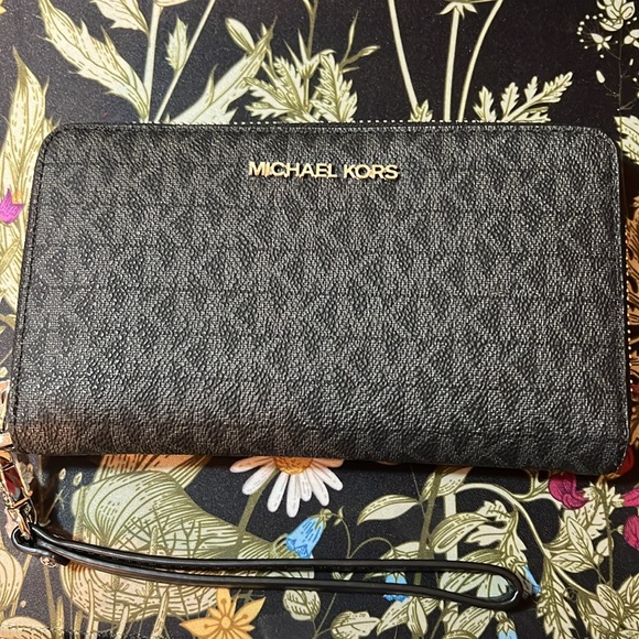 Brand new Michael Kors Jet Set Travel wallet/wristlet holder with phone holder - Picture 5 of 6